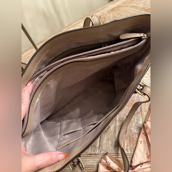 Michael Kors Voyager Tote Bag - Picture 15 of 16